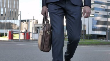 Yürüyen işadamı el çantası yakın çekim