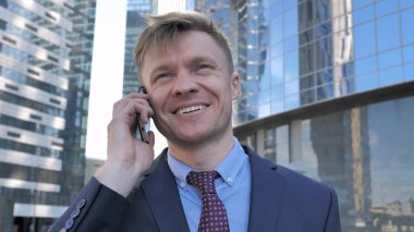 İşadamı yürüyüş tarafından telefon konuşma