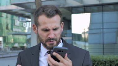 İşadamı bağırarak Evet