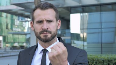 Kızgın diye bağıran sakal işadamı Office dışında sorununa tepki