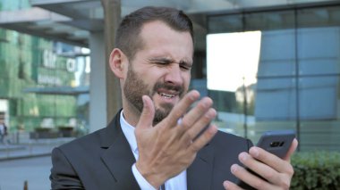 Sakallı adam üzgün Smartphone kullanarak süre kaybı için