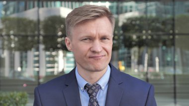 Hayır, kafa sallayarak teklifi reddeden işadamı