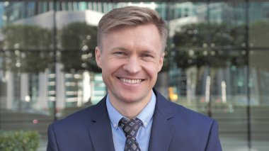 Evet, başını sallayarak işadamı teklif kabul