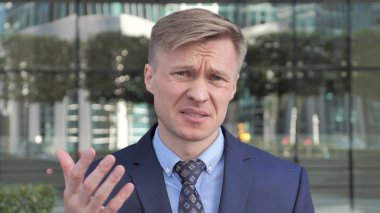 İşadamı üzgün kaybı Ouside ofisi tarafından