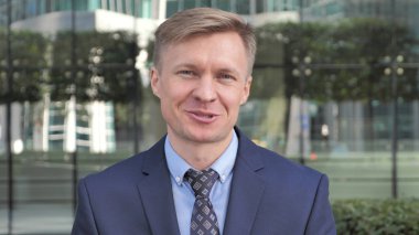 İş adamı konuşarak sohbet Video