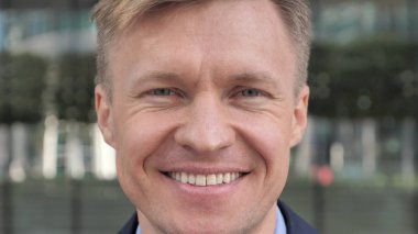 İşadamı güler yüz