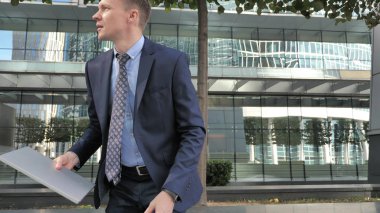 Ise tutarak Laptop dışında Office işadamı Leaving