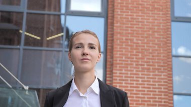 Kadın yürüyüş Ouside Office