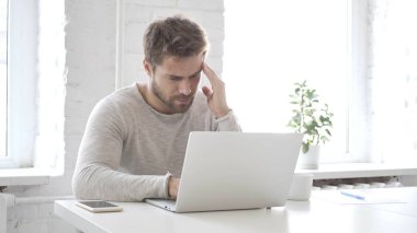 Baş ağrısı, dizüstü bilgisayarda çalışan rahat tasarımcı vurguladı