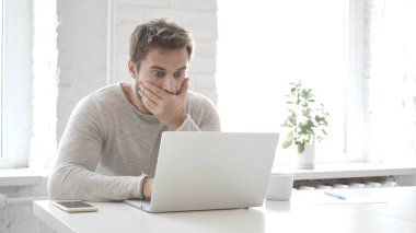 Dizüstü bilgisayar, hayretler içinde çalışan rahat tasarımcı şok