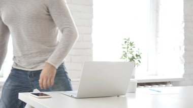 İş yerinde Laptop kapattıktan sonra bürosundan çıkarken rahat Tasarımcısı