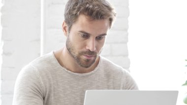 Adam meşgul ofis dizüstü bilgisayarda çalışma