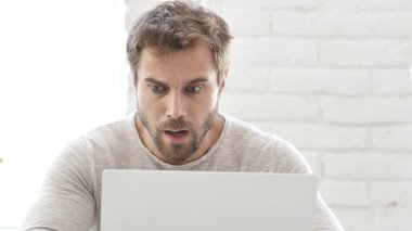 Adam tarafından laptop, sonuç şok hayret merak