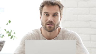 Ciddi adam kamera iş arıyorum