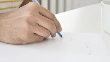 Çalışan, iş planı el yazma yakın çekim