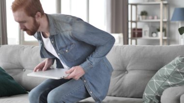 Dizüstü bilgisayar kapandıktan sonra bırakarak yaratıcı sakallı adam