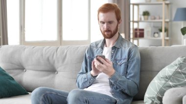 Online finansal ticaret için akıllı telefon kullanan adam