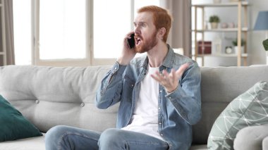 Kızgın adam bağırmaya iken telefon Talking
