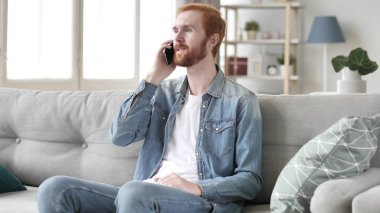 Müşteri yaratıcı ofisi ile telefonda konuşan adam