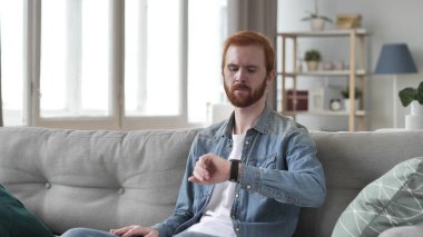 Smartwatch zamanında izlerken bekliyor