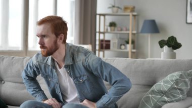 Adam kanepede oturan odadan