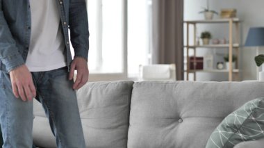 Adam geliyor ve koltukta oturan