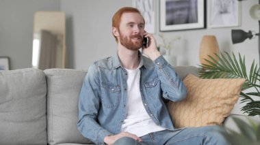 Müşteri yaratıcı ofisi ile telefonda konuşan adam