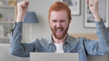 Sakallı adam proje başarısını kutluyor