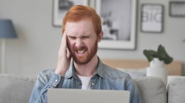 Baş ağrısı, dizüstü bilgisayarda çalışan yaratıcı sakallı adam vurguladı