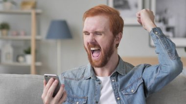 Adam başarı Smartphone cep telefonu ile kutluyor