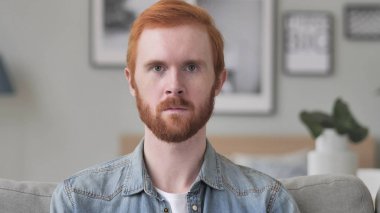 Kameraya bakarak ciddi adam portresi