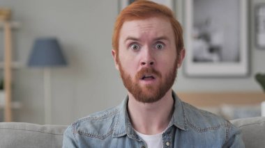 Kızgın diye bağıran genç sakallı adam