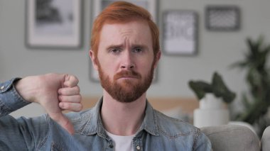 Başparmak aşağı adam kameraya bakan tarafından