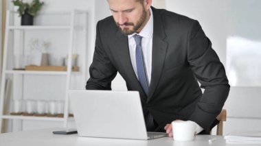 İş yerinde Laptop kapattıktan sonra bürosundan çıkarken işadamı