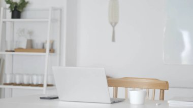 Masasında dizüstü bilgisayarı olan Boş Ofis