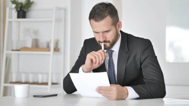 Dalgın işadamı okuma belgeleri Office, evrak