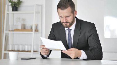 Gergin işadamı tepki okuma belgeleri süre kaybı