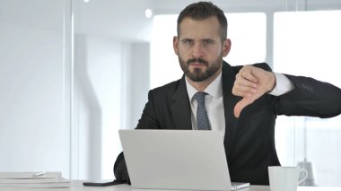 Başparmak aşağı kameraya bakarak işadamı tarafından