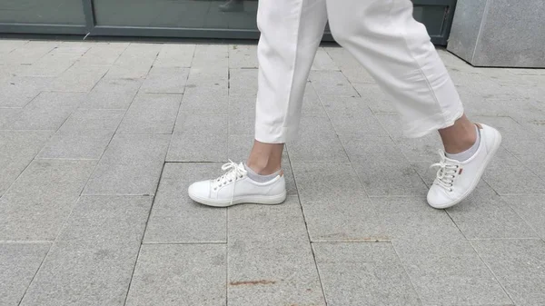 Caminando Las Piernas Mujer Casual — Foto de Stock