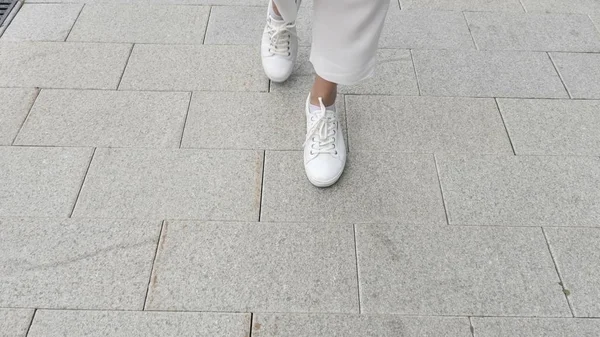 路上歩行女性脚 — ストック写真