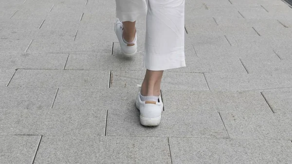 Zadní Pohled Chůzi Ženské Nohy Pomalém Pohybu — Stock fotografie