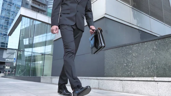 オフィスにビジネスマンの足を歩いてください — ストック写真