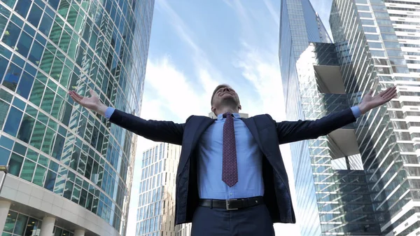İşadamı kutluyor başarı Office dışında