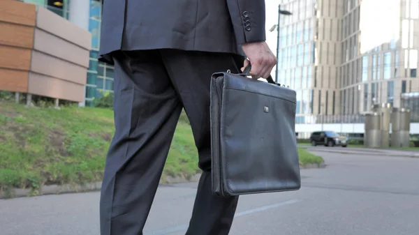 Caminhando Empresário Sério Com Maleta Mão — Fotografia de Stock