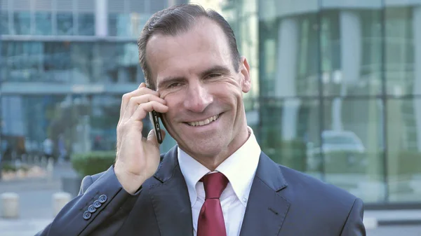 Conversa Telefônica Empresário Meia Idade Atendendo Chamada — Fotografia de Stock