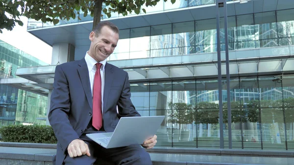 Happy Businessman Leitura Laptop Sentado Fora Escritório — Fotografia de Stock