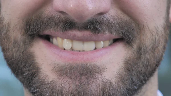 Zblízka Usmívající Muž Rty Zuby — Stock fotografie