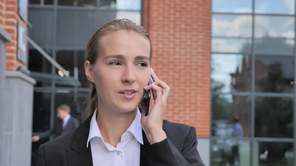 Camminare Businesswoman Parlare Telefono — Foto Stock