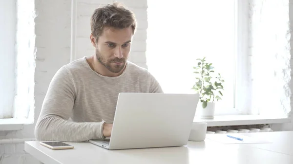 Homem Criativo Digitando Laptop Escritório Loft — Fotografia de Stock