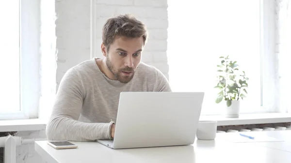 Uomo Barba Shock Mentre Lavora Sul Computer Portatile Stupito — Foto Stock